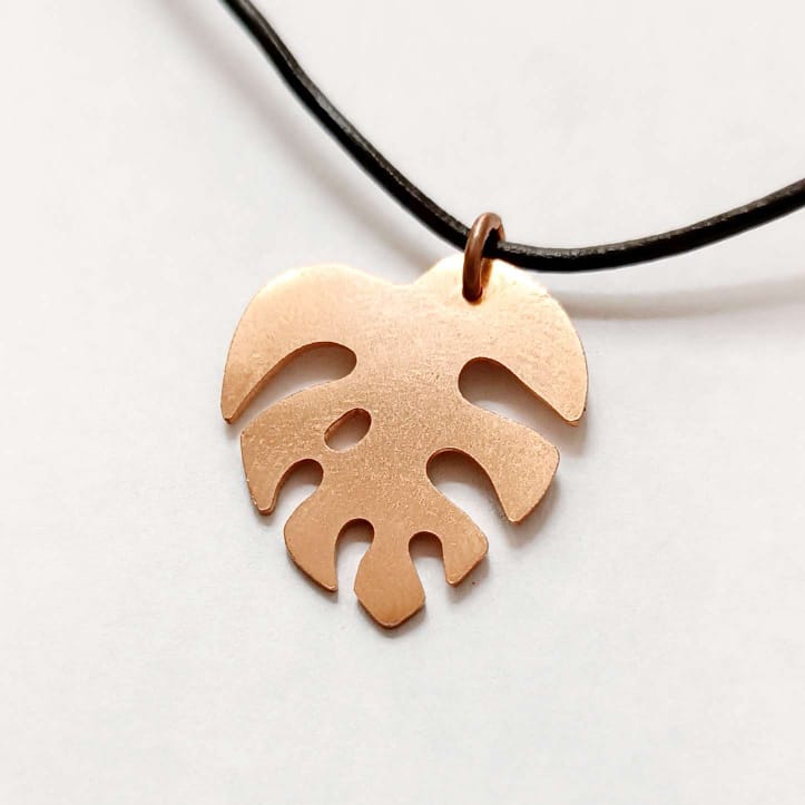 Collier plaque feuille Monstera – Image 4