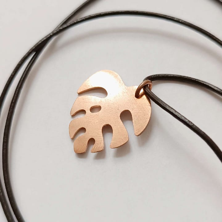 collier-plaque-feuille-monstera-c