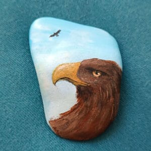 Galet peint aigle