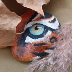 Galet peint œil de tigre