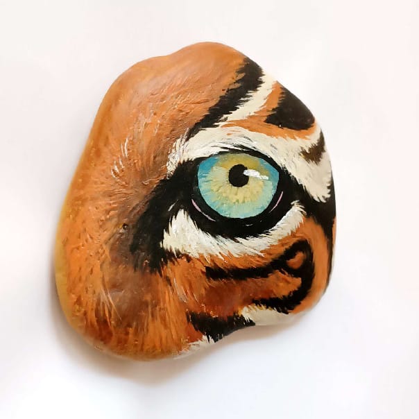Galet peint œil de tigre – Image 3