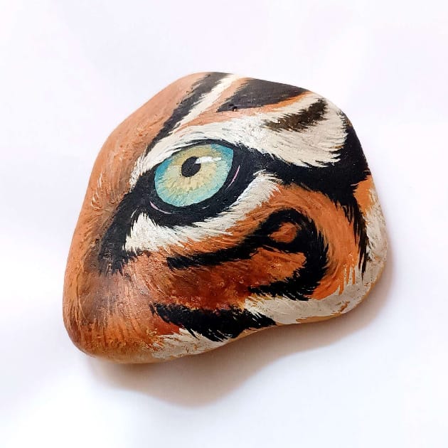 Galet peint œil de tigre – Image 2